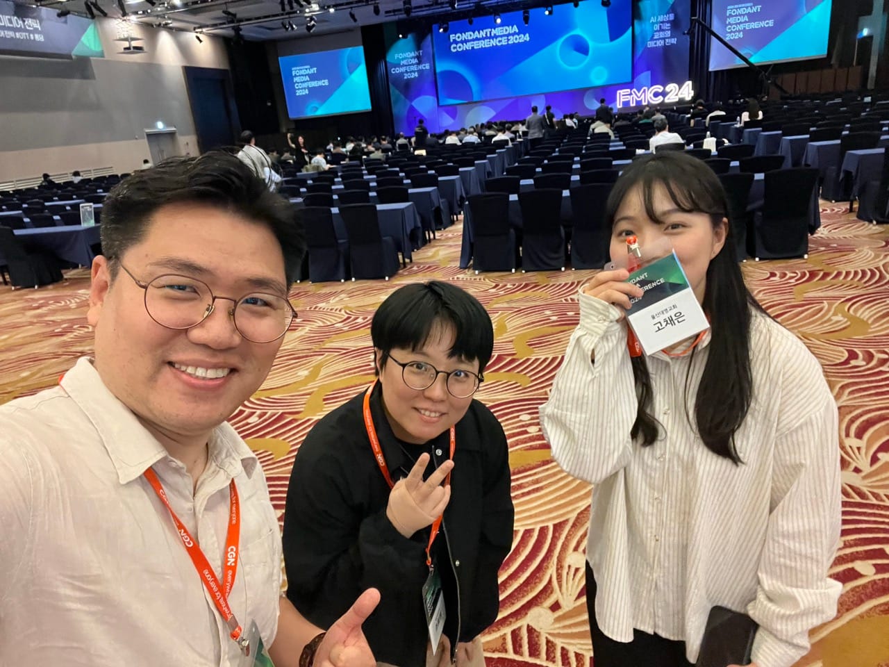 왼쪽부터 저와 다음세대 컨텐츠 제작 담당 조희원전도사님과 디자이너 고채은 간사님, 시작전에 행사장 사이즈에 놀람